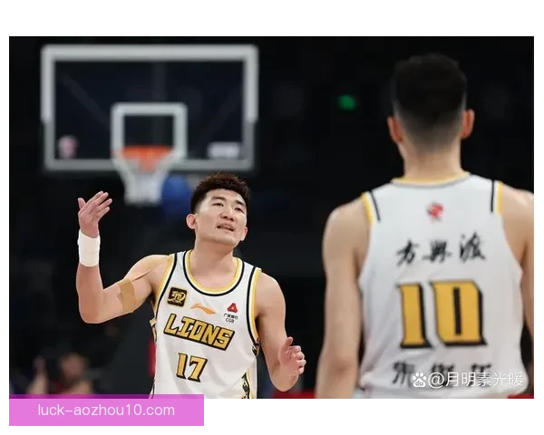 中国篮球赛场激烈对决 展现青年才俊崛起与传统强队博弈 中国篮球赛场激烈对决 展现青年才俊崛起与传统强队博弈