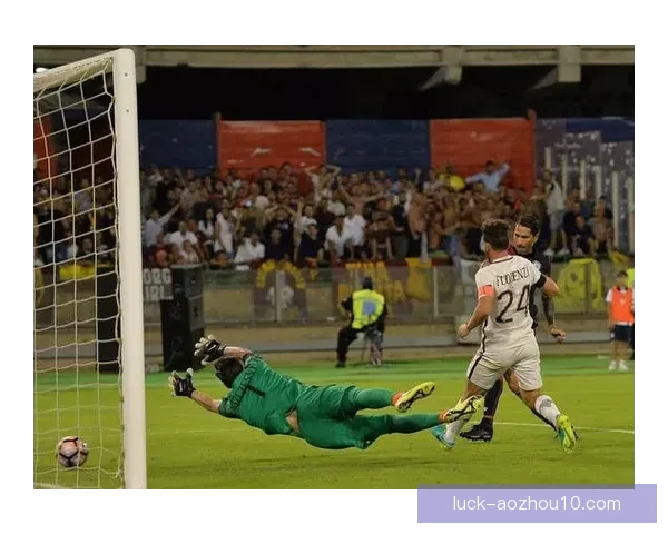 圣马西亚尔主场两度领先仍被追平与拉卡扎达握手言和比赛回顾焦点